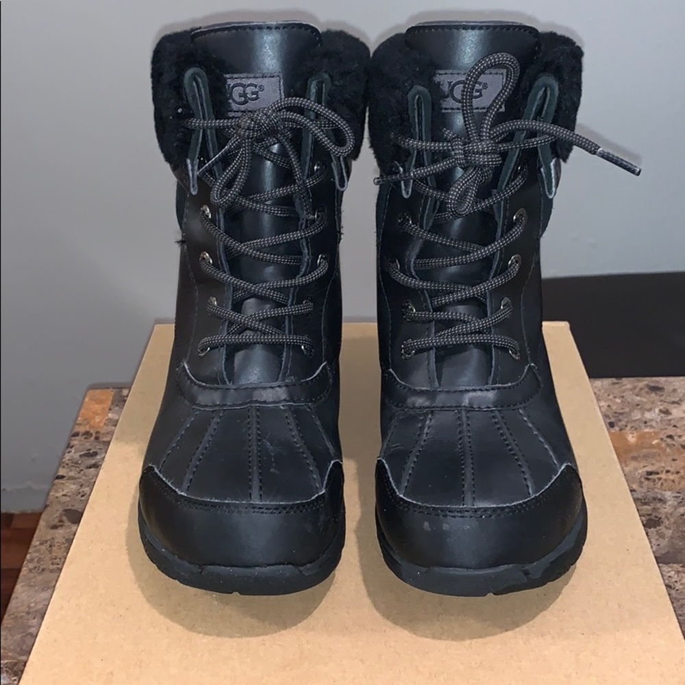 UGG BUTTE II CWR BOOT - Size 6 (Boys)